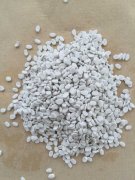 使用吹膜填充母料時薄膜表面出現發(fā)白該如何解決