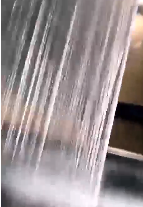  吹膜過程中添加吹膜填充母料膜上有皺痕是什么原因？